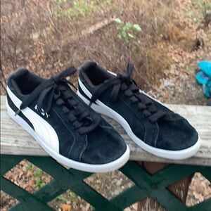 Puma Blk/wht suede Sneakers Sz 6Y